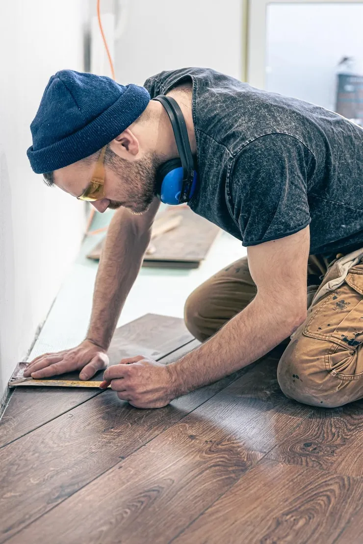 male-worker-puts-laminate-flooring-floor_169016-17792